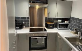 Central Private Double Bedroom In A 2Bedroom Apartment, Connected Via Underground, Overground And Many Bus Routes