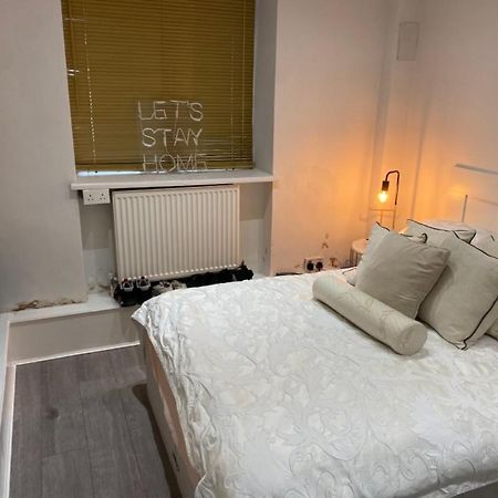 Central Private Double Bedroom In A 2Bedroom Apartment, Connected Via Underground, Overground And Many Bus Routes Londra Esterno foto