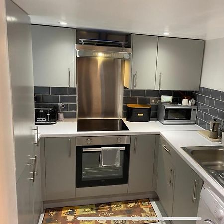 Central Private Double Bedroom In A 2Bedroom Apartment, Connected Via Underground, Overground And Many Bus Routes Londra Esterno foto