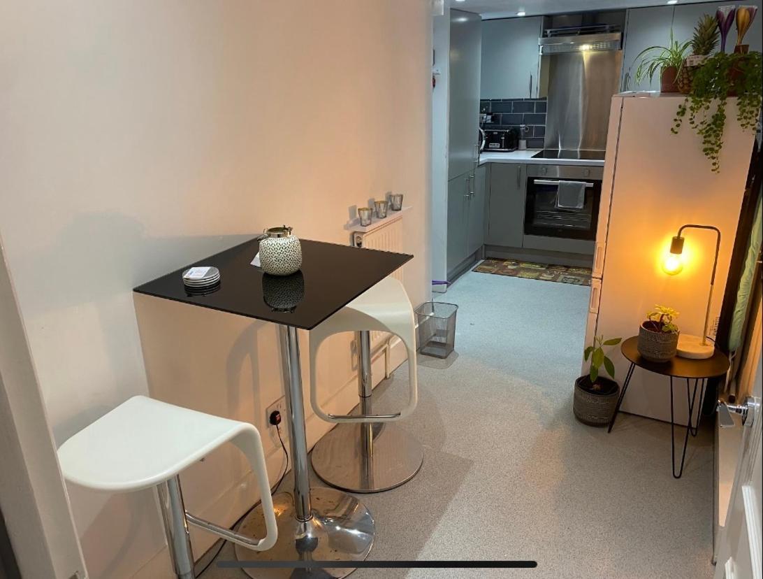 Central Private Double Bedroom In A 2Bedroom Apartment, Connected Via Underground, Overground And Many Bus Routes Londra Esterno foto