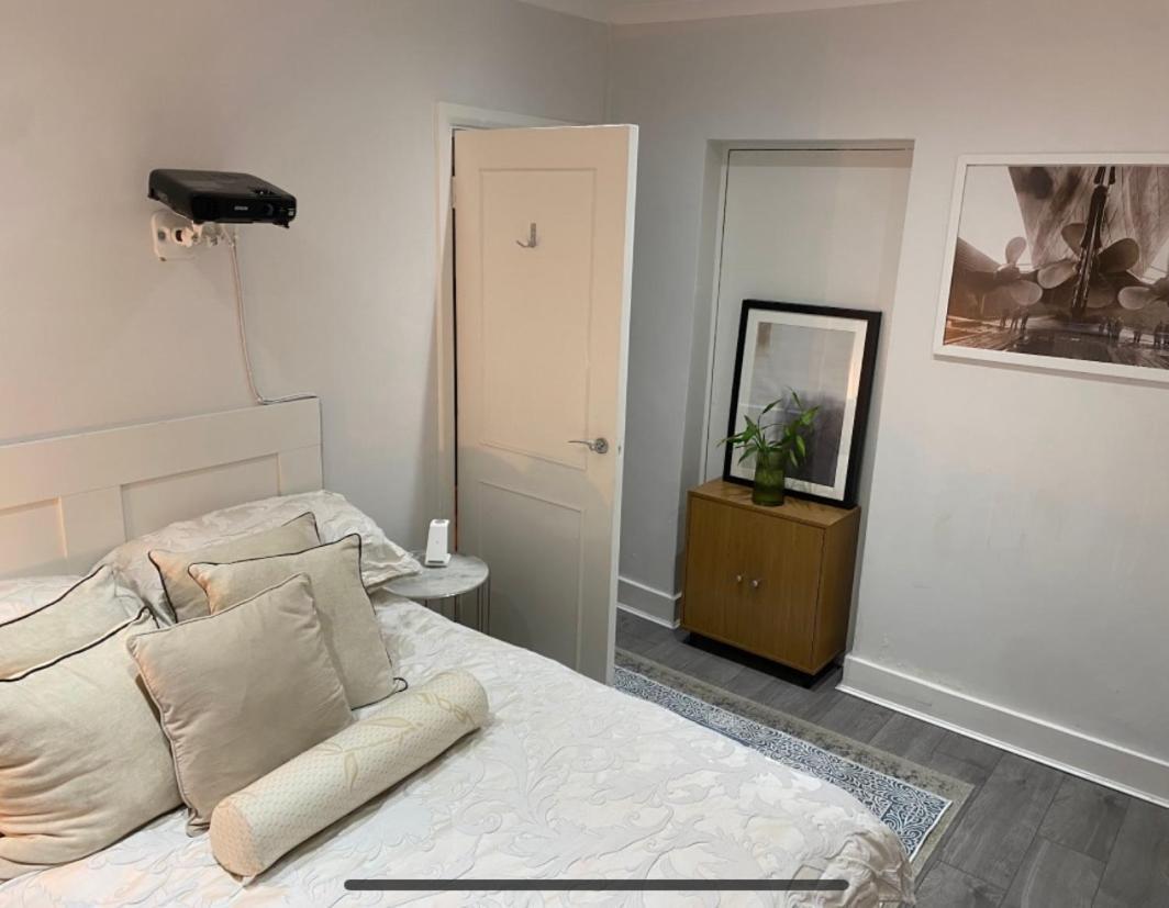 Central Private Double Bedroom In A 2Bedroom Apartment, Connected Via Underground, Overground And Many Bus Routes Londra Esterno foto