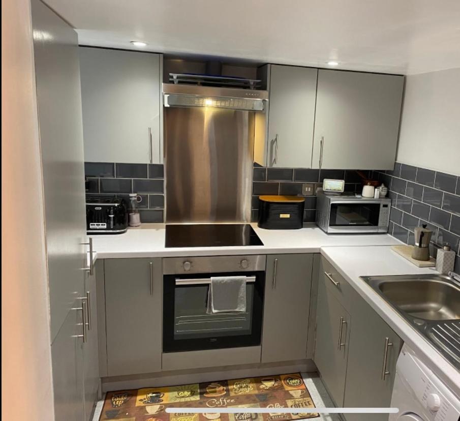 Central Private Double Bedroom In A 2Bedroom Apartment, Connected Via Underground, Overground And Many Bus Routes Londra Esterno foto