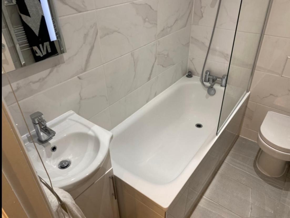 Central Private Double Bedroom In A 2Bedroom Apartment, Connected Via Underground, Overground And Many Bus Routes Londra Esterno foto