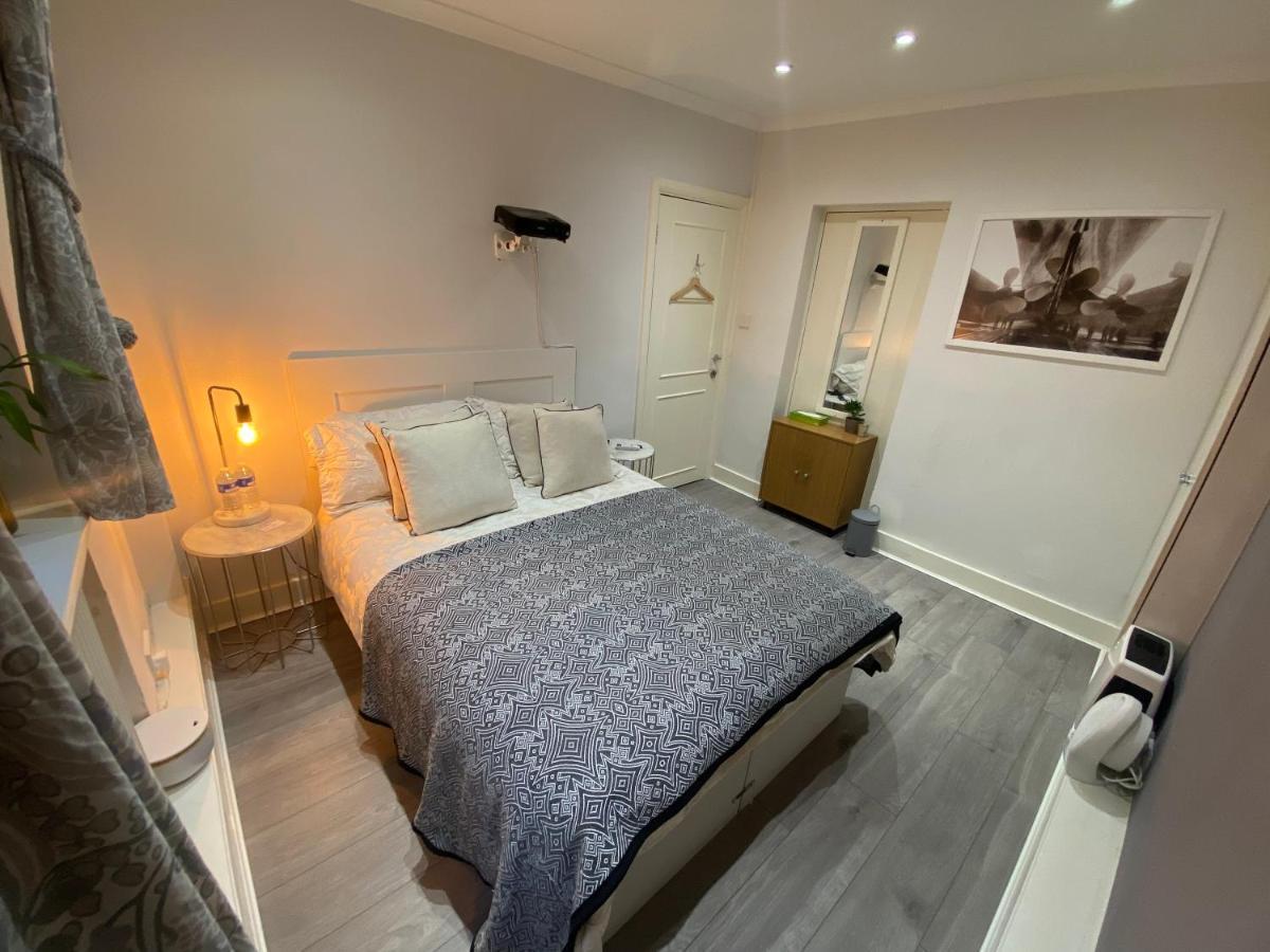 Central Private Double Bedroom In A 2Bedroom Apartment, Connected Via Underground, Overground And Many Bus Routes Londra Esterno foto